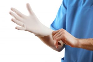 Grafik Doktor zieht Handschuhe an