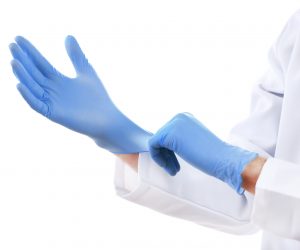 Grafik Doktor zieht Handschuhe an